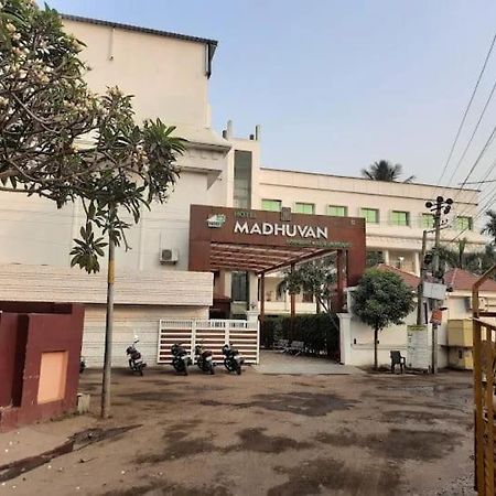 Hotel Madhuvan International Bijāpur Exterior photo